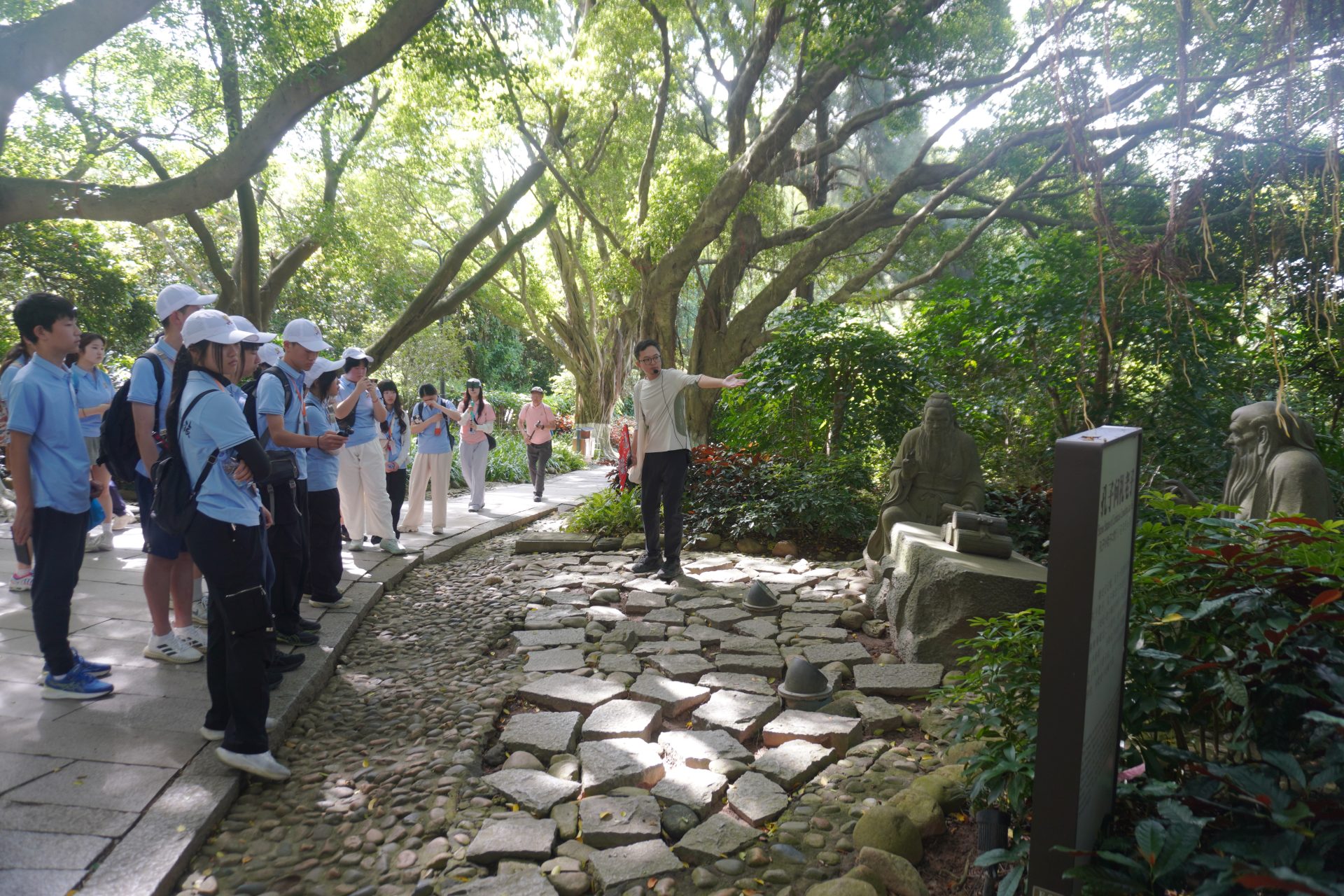 2.参观“孔子问礼老子”雕像